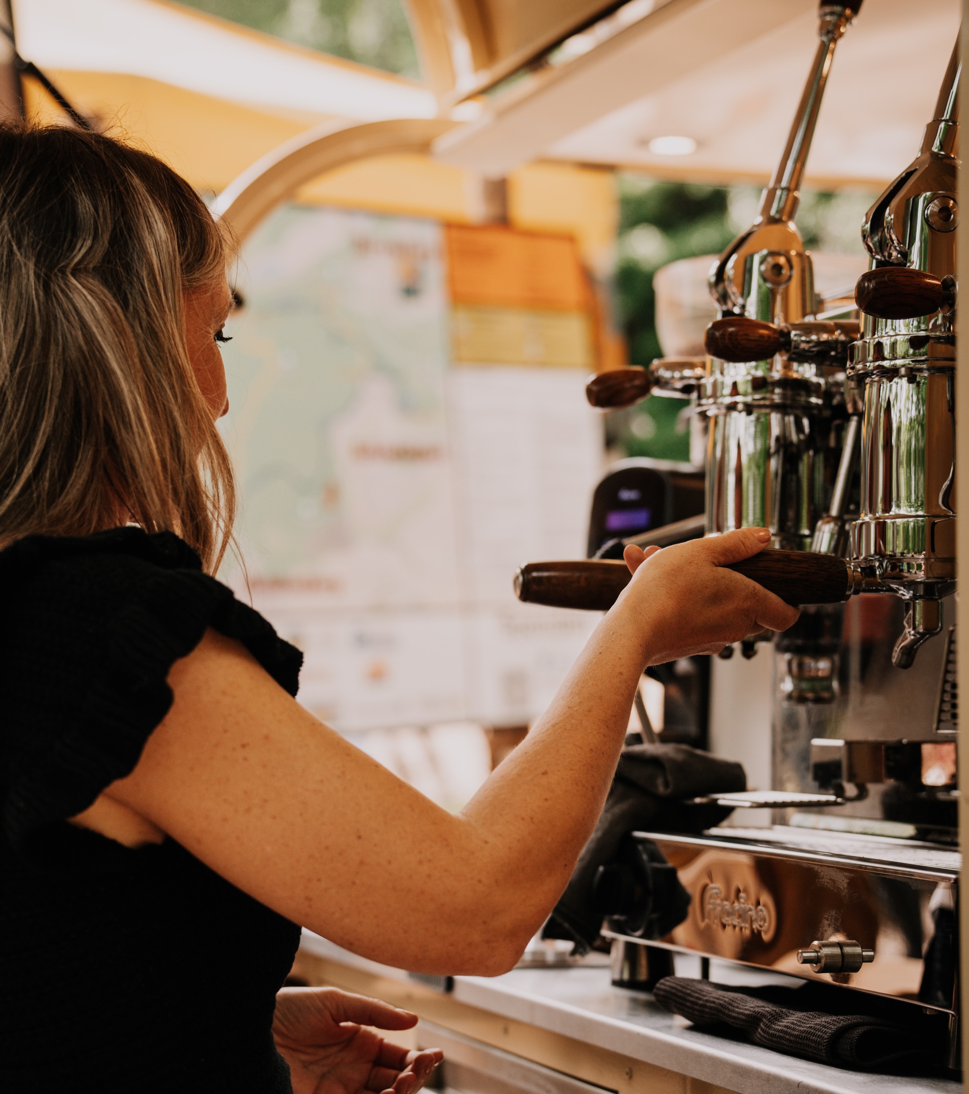 Helene als Barista an der Espressomaschine