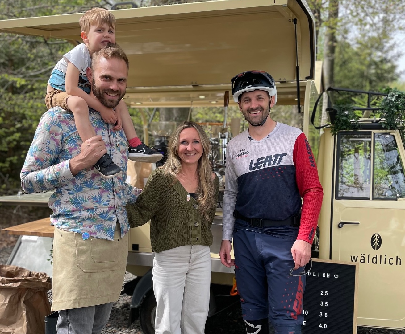 Familie und Biker an der wäldlich Ape